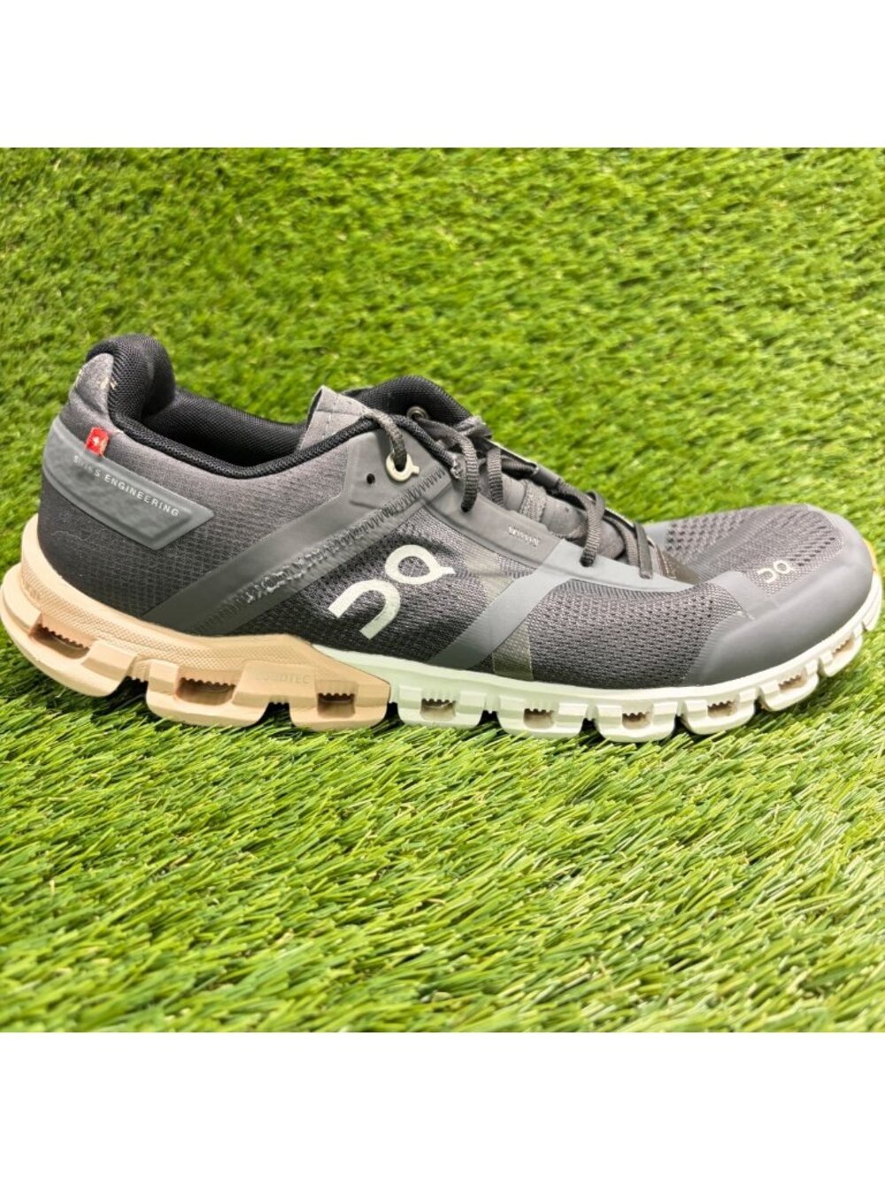 On Cloudflow Womens Size 11 Gray White Athletic Running Walking Shoes Sneakers